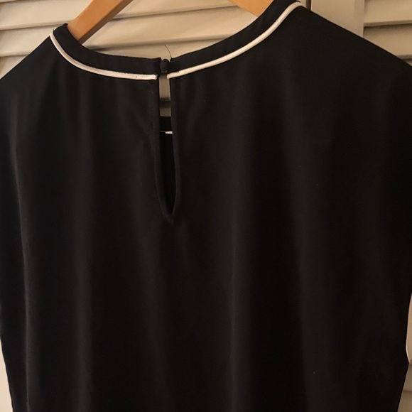 Vince Camuto Black Blouse with White Trim - Picture 5 of 5
